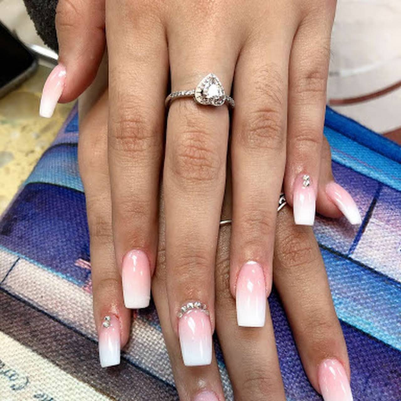 Elegance Nail Friendswood Tiệm Chăm Sóc Móng ở Friendswood