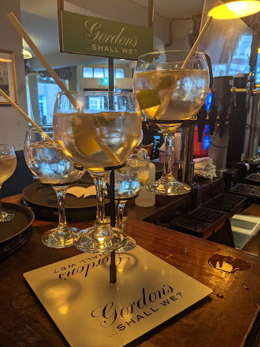 Mackintosh Hotel - Pub