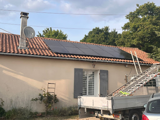 Photo de BKR Solution Habitat - Couvreur rénovation - nettoyage et démoussage toiture à Bellac (87300)