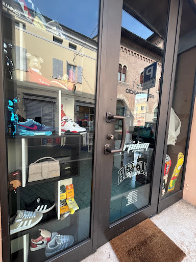 Trap Denim Store - Visual