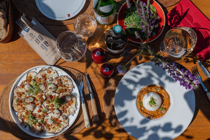 Le Rouge Restaurant & Après-Ski by null