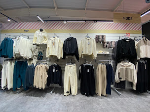 Photo n°29 de Sport 2000 Douarnenez à Douarnenez (Magasin d'articles de tennis de table)