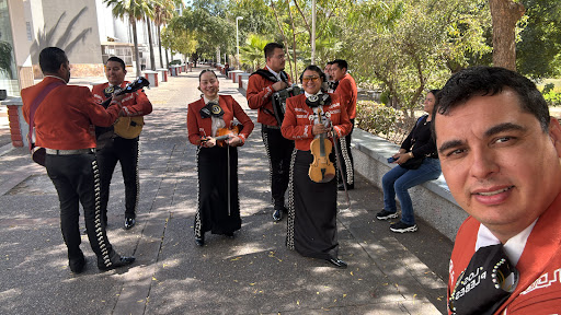 MARIACHI LOS PLEBES