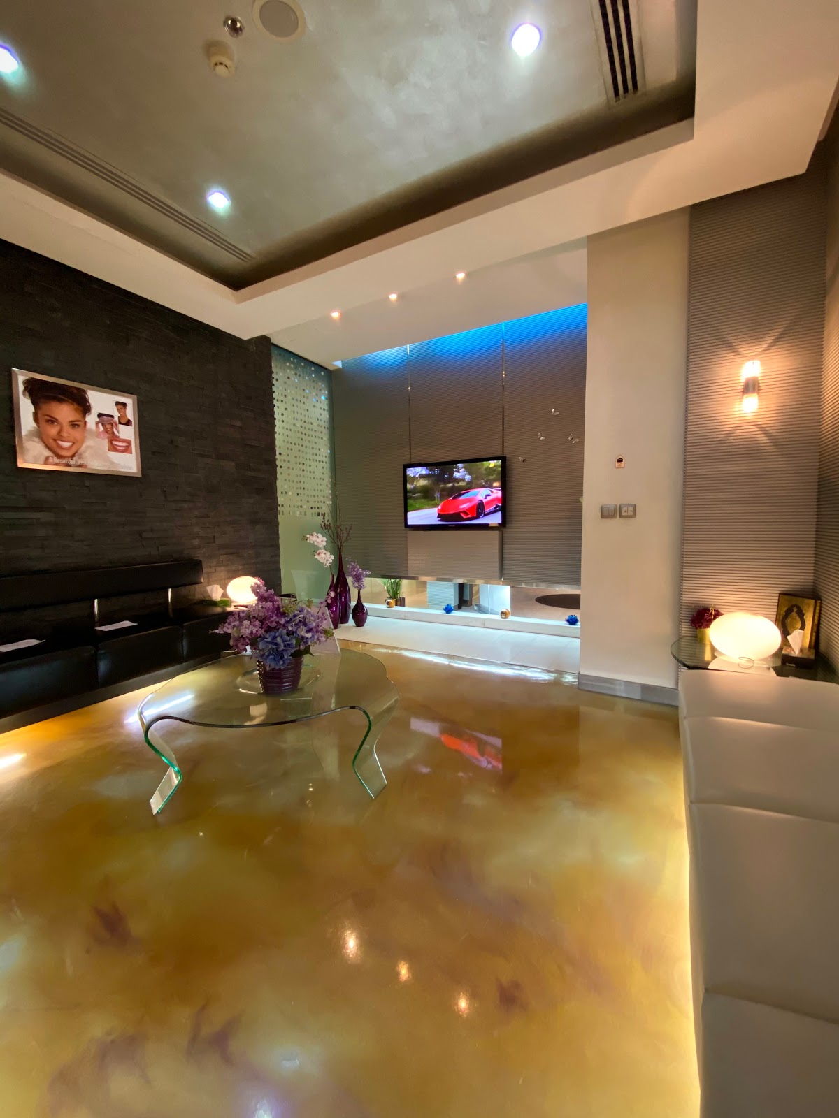 عيادة د تسنيم لزراعة وتجميل الأسنان عيادات ساين كلينك -حي غرناطة - صورة 4