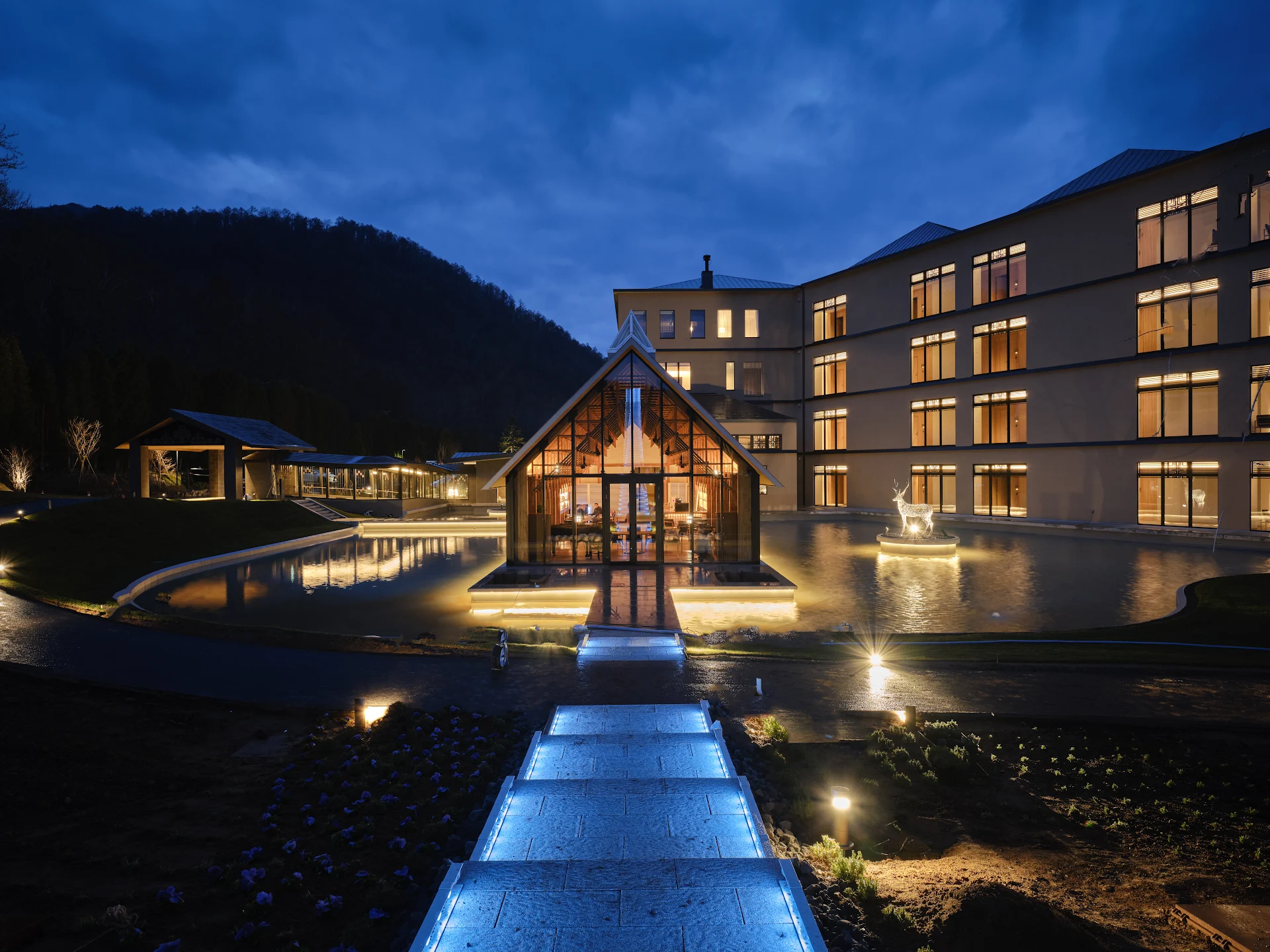 Lake Toya Tsuruga Resort Hikari no Uta