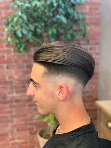 Weston Barbershop - Κουρείο