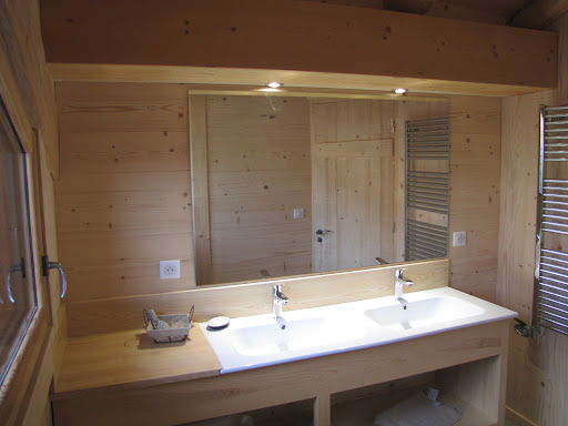 Photo de Chalets Le Rocheret:Les Éterlous et Les Éterles - Location chalet grand gîte familial sauna séjour détente montagne rando ski Jura à Foncine-le-Haut (39460)
