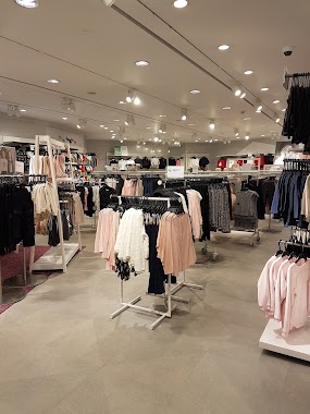 H&M Department Store, Author: Indra Wijaya