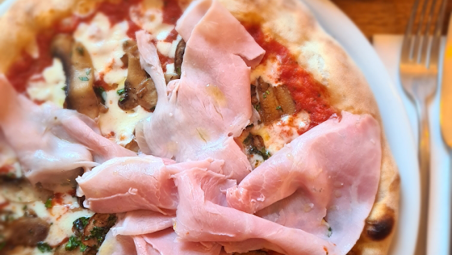 Giulia Trattoria & Pizzeria - Pizza