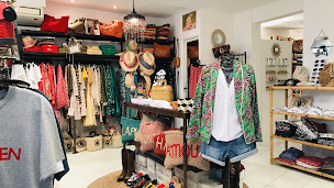 Photo n°3 de Les Secrets de Camille Saint-Tropez, vêtements femme, chaussures, bohème, concept store, mode tropezienne, articles de yoga à Saint-Tropez (Magasin de chaussures)