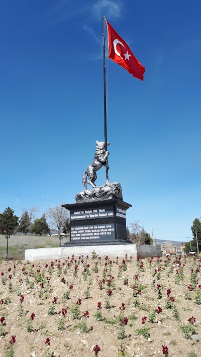 Bayrak Tutan Bozkurt Heykeli