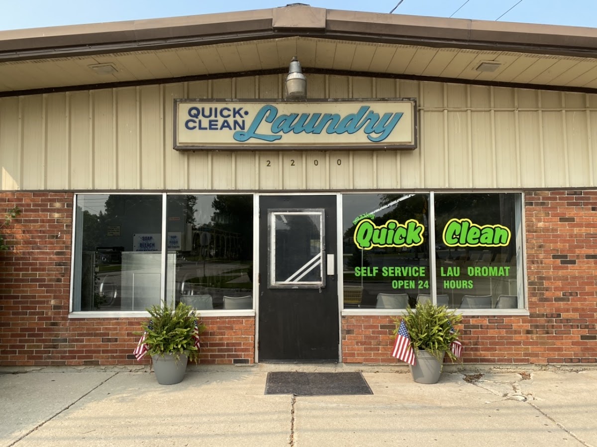 Quick Clean Laundry Appleton storefront and entrance in Appleton