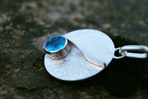 Photo n°22 de Village des métiers d'art - Pascal Vennin créateur bijoux alliance mariage à Longfossé (Bijouterie)