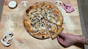 Photo n°2 de Pizzeria Le petit naples Distri Pizza 24h/24h 7/7 Vic le comte à Vic-le-Comte (Pizzeria)