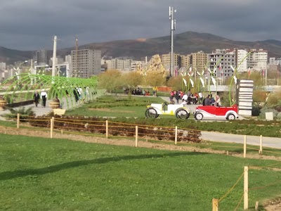 Photos of Parke-e Gol-e Yas