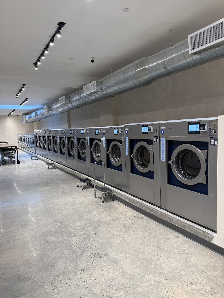 Launderette New York facility with washing machines in New York City