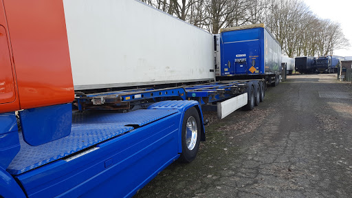 Handel Trucks en Trailers Stalstrooisel