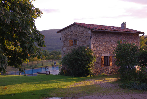 Photo de Gîte du Grand Bois : location vacances gîte rural avec piscine (Auvergne, Puy de Dôme)