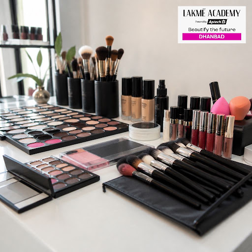 Dream of becoming a professional makeup artist but not sure where to start? At LAKME ACADEMY DHAN… post image