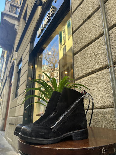 Manee Milano - Thumbnail