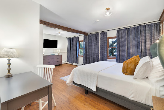Phoenicia Lodge by null