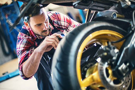Looking for expert bike servicing and cleaning in Noida? Jugnu Automobile Bike Service Center off…