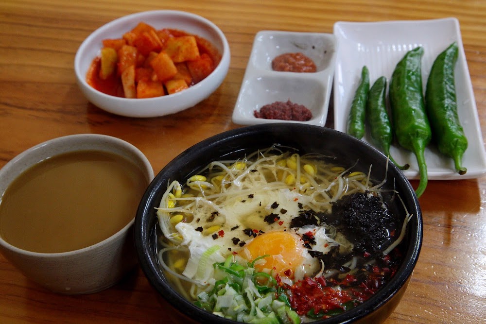 일흥옥, 군산시 — 대한민국 전라북도 군산시 월명동 6-10, 전화 063-445-3580, 개방 시간 일흥옥, 군산시 —  대한민국 전라북도 군산시... 