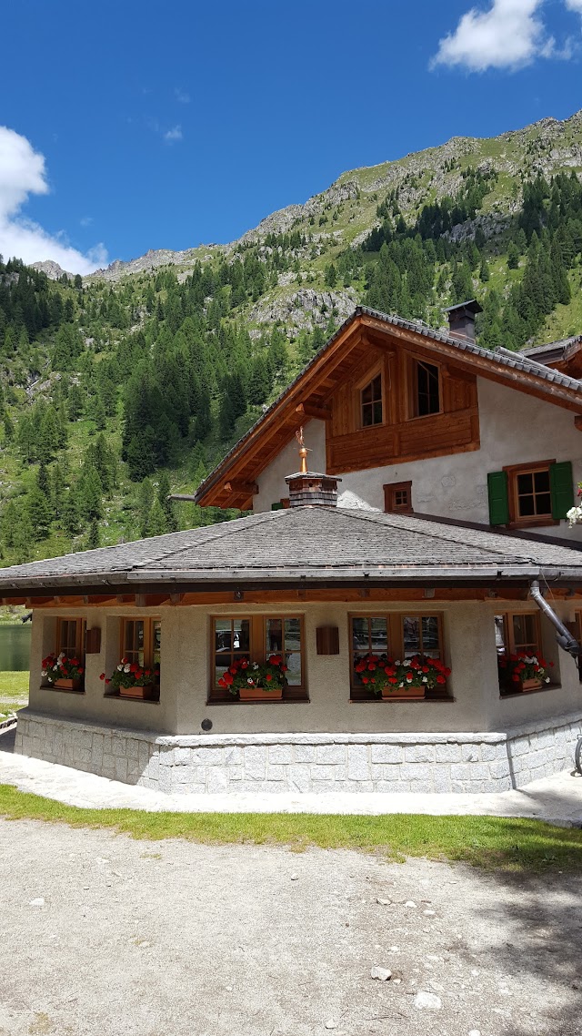 Rifugio Lago Nambino