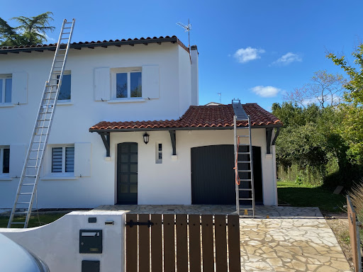 Photo de RJ Façade | Peintre &amp; couvreur à Saintes | Ravalement de façade démoussage &amp; nettoyage de toiture dallage