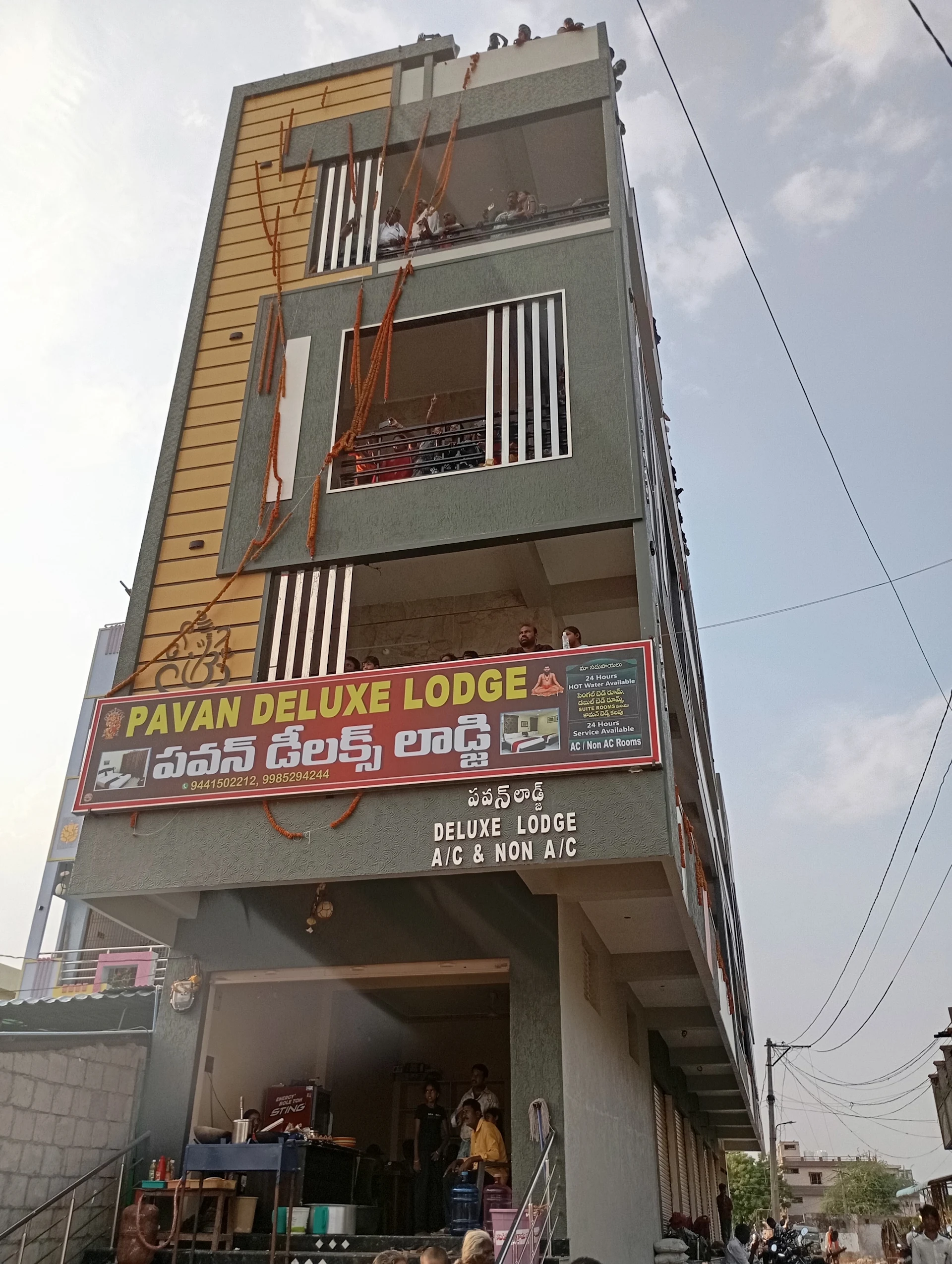 PAVAN DELUXE LODGE