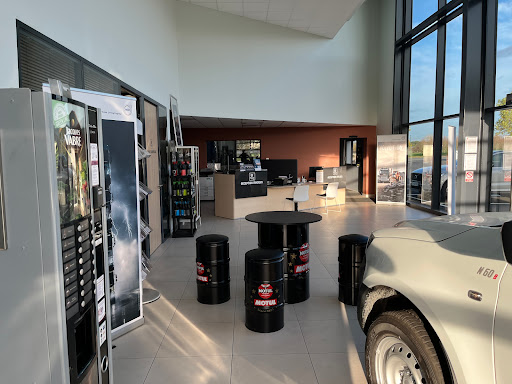 Garage volvo truck - Thumbnail
