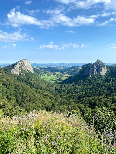Aluna Voyages | Randonnée en Auvergne, Rando avec des ânes, Marche nordique - Thumbnail