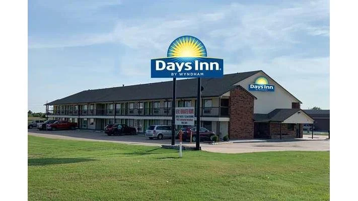 Days Inn by Wyndham Pratt