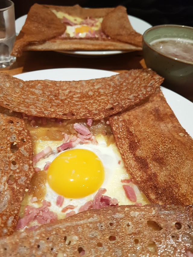 Lucette fait des crêpes