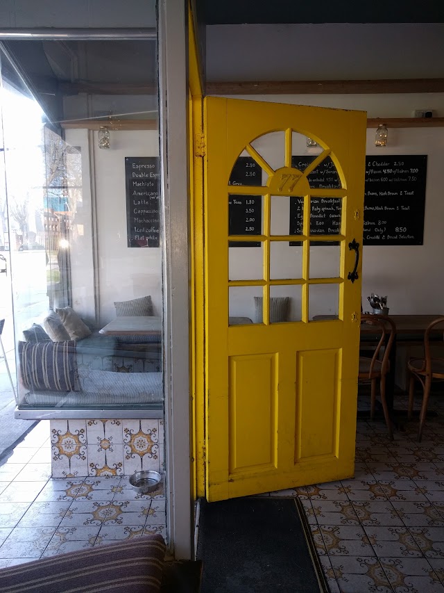 Curious Yellow Kafe