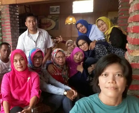 D'Frenz Family Karaoke, Author: Wiwik Rahayu