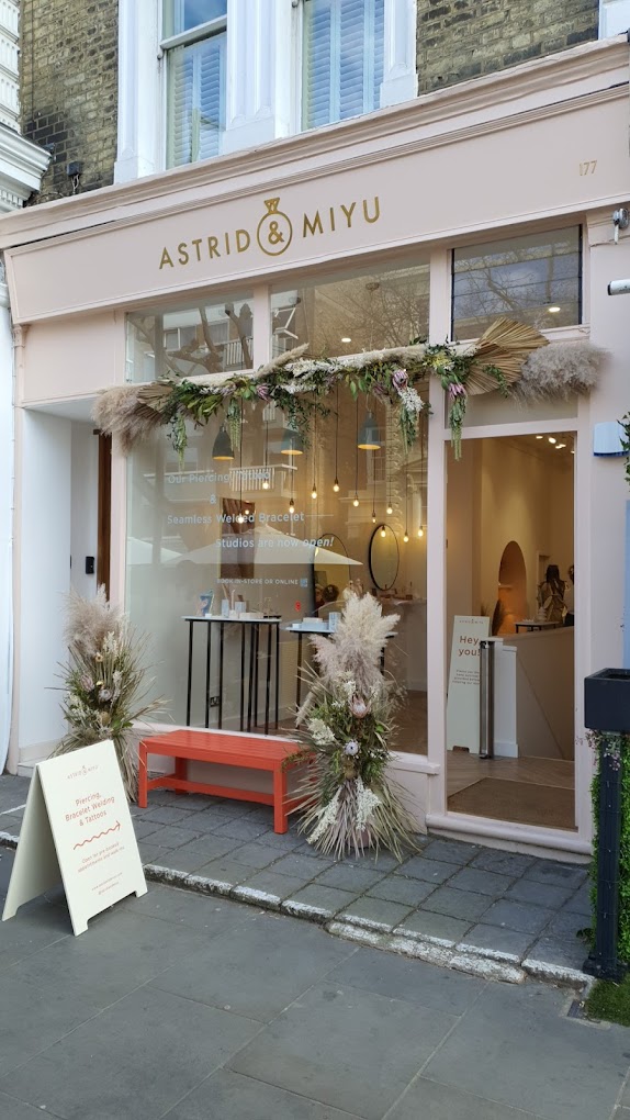 Guide to the best Notting Hill jewellery shops worth checking out. Independent brands to global brands with silver, gold, set with semi and precious stones.