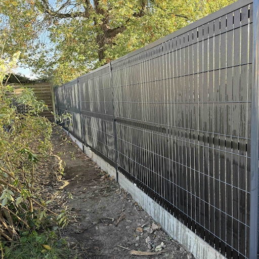 Une haie de cyprès, c’est joli et bien occultant …...