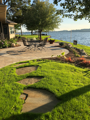 Larsen's Landscaping & Lawn Care, LLC Logo