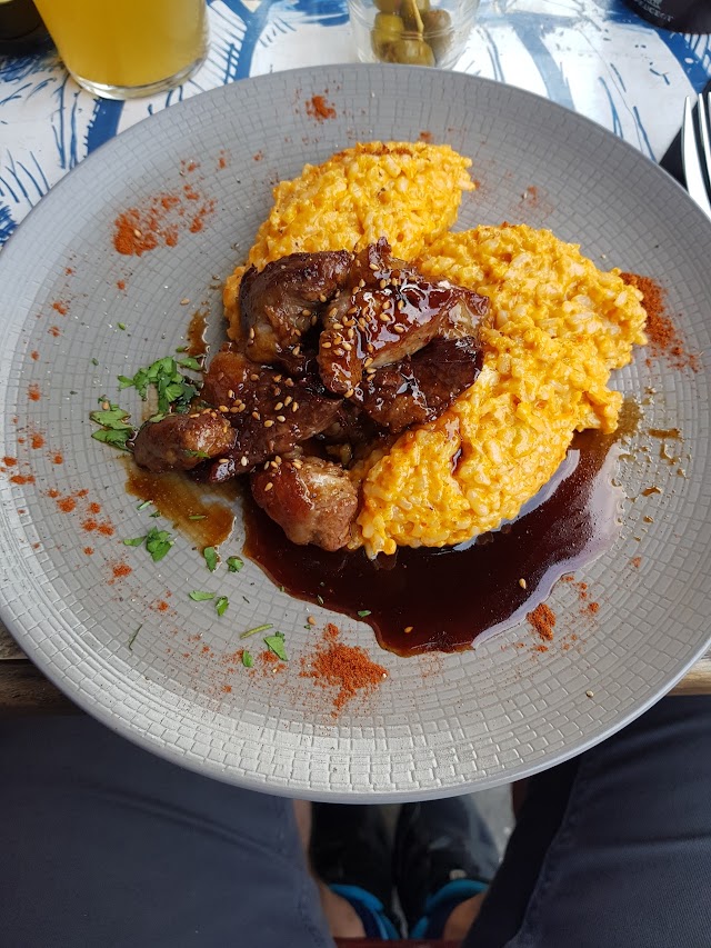 Le Bouche à Oreille