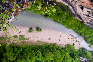 Photo n°7 de Elastic Natural bungee - Saut à l'élastique Le 107 à La Malène (Centre de sports d'aventure)