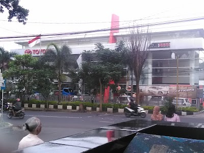 Photos of Toyota Auto2000 Sukun Malang
