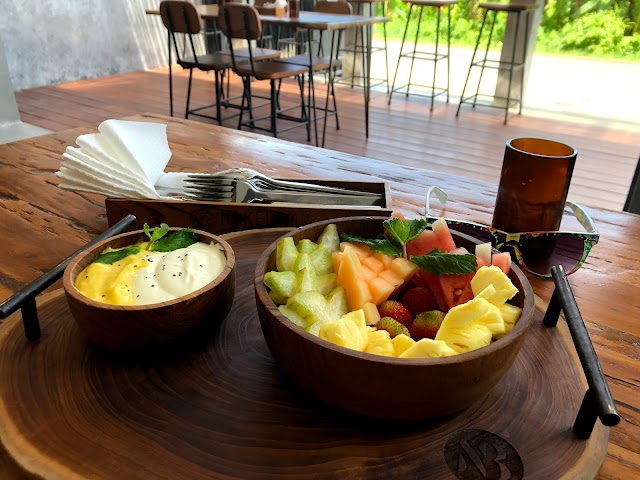 Naked Bun Canggu Burger | Pizza | Smoothie | Bar