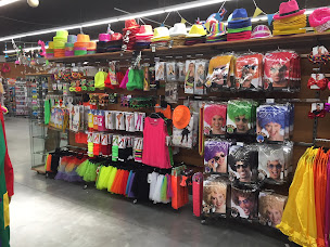 Photo n°19 de Jour de Fête à Nîmes (Magasin de déguisements)