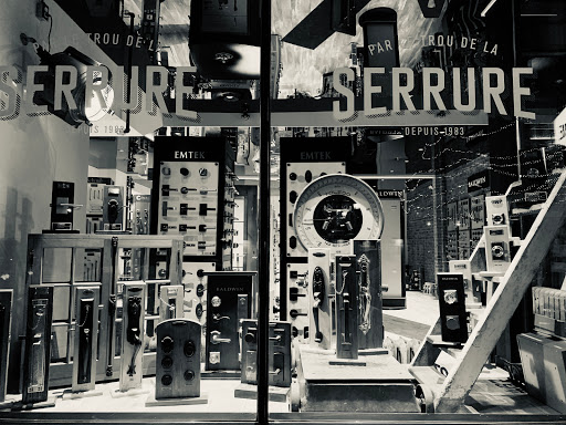 Par Le Trou De La Serrure - Thumbnail