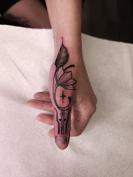 Photo n°25 de La bête à trois yeux à Reims (Salon de tatouage et piercing)