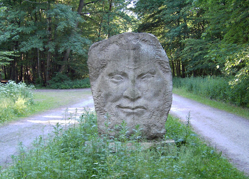 Januskopf, Steinskulptur von Magnus Kleine-Tebbe