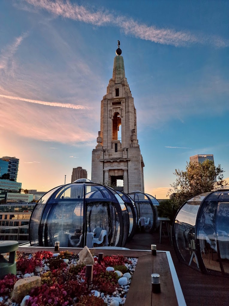 Discover the top bars in London with stunning views of the city skyline. From rooftop bars to riverside pubs, our guide will take you on a journey through the best places to sip a cocktail and take in the breathtaking views of London's iconic landmarks. #londonnightlife #londonbars | The Best Bars In London | London Bars With Views | Best Bars With City View In London | Best Places For Drinks In London | London Nightlife Guide | Best Nightlife Areas In London