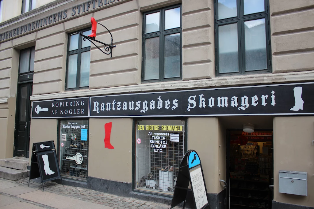 Brudgom Sporvogn Suri Rantzausgade`s Skoreparation, København — Rantzausgade, telefon 35 39 04  89, åbningstider