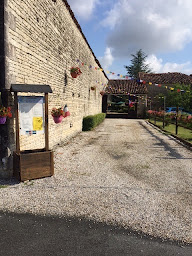 Photo n°3 de Logis De La Chouette à Neuvicq-le-Château (Terrain pour camping-cars)